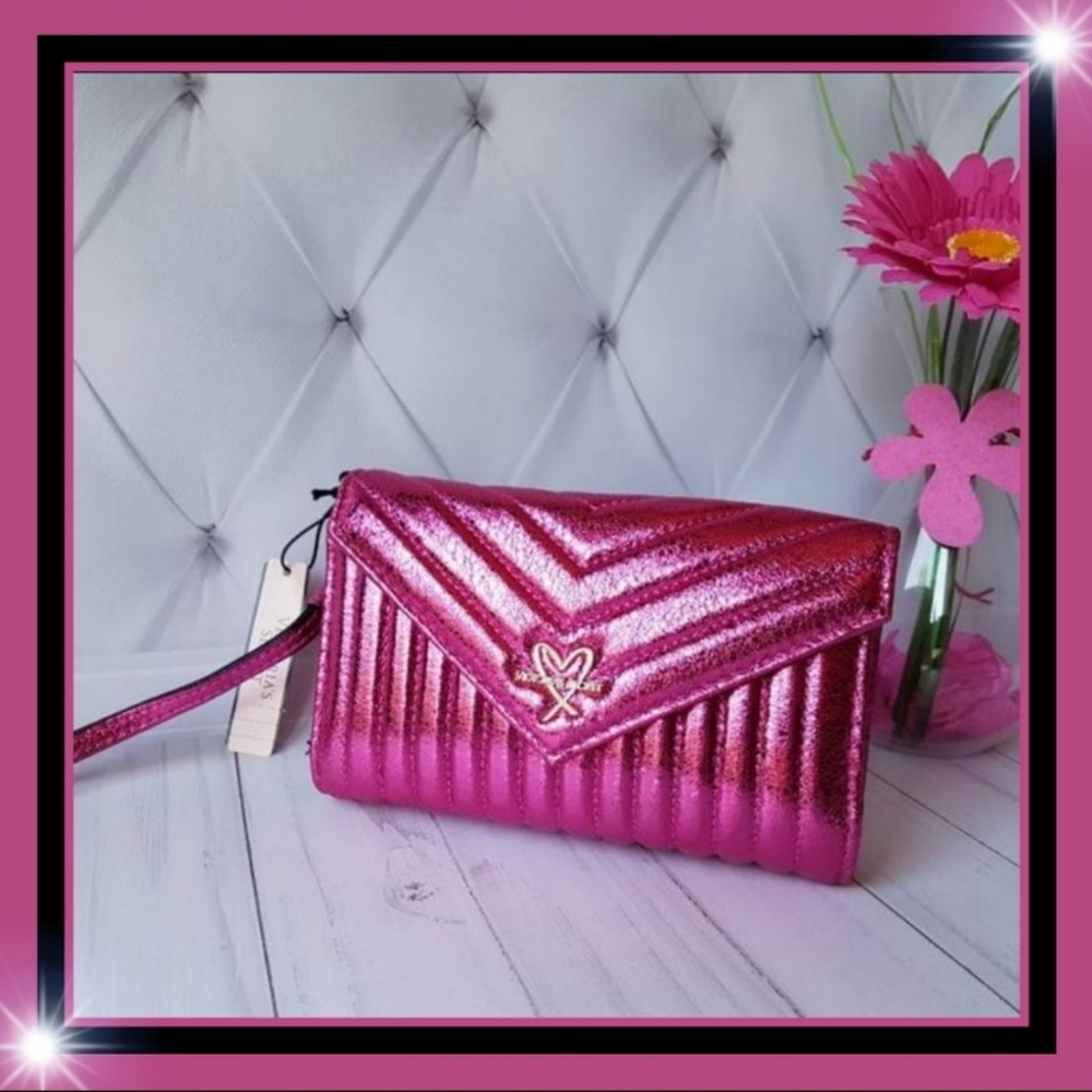 New! V-Quilt Metallic Crackle Tech Clutch! - Picture 4 of 6